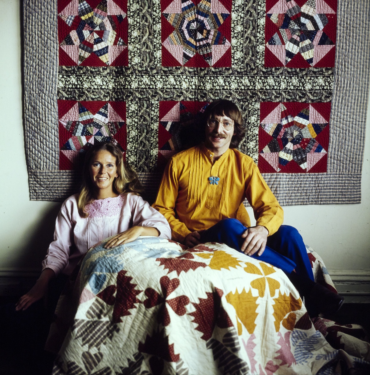 Gail van der Hoof and Jonathan Holstein sitting with two of the quilts they designed *** Local Caption *** 