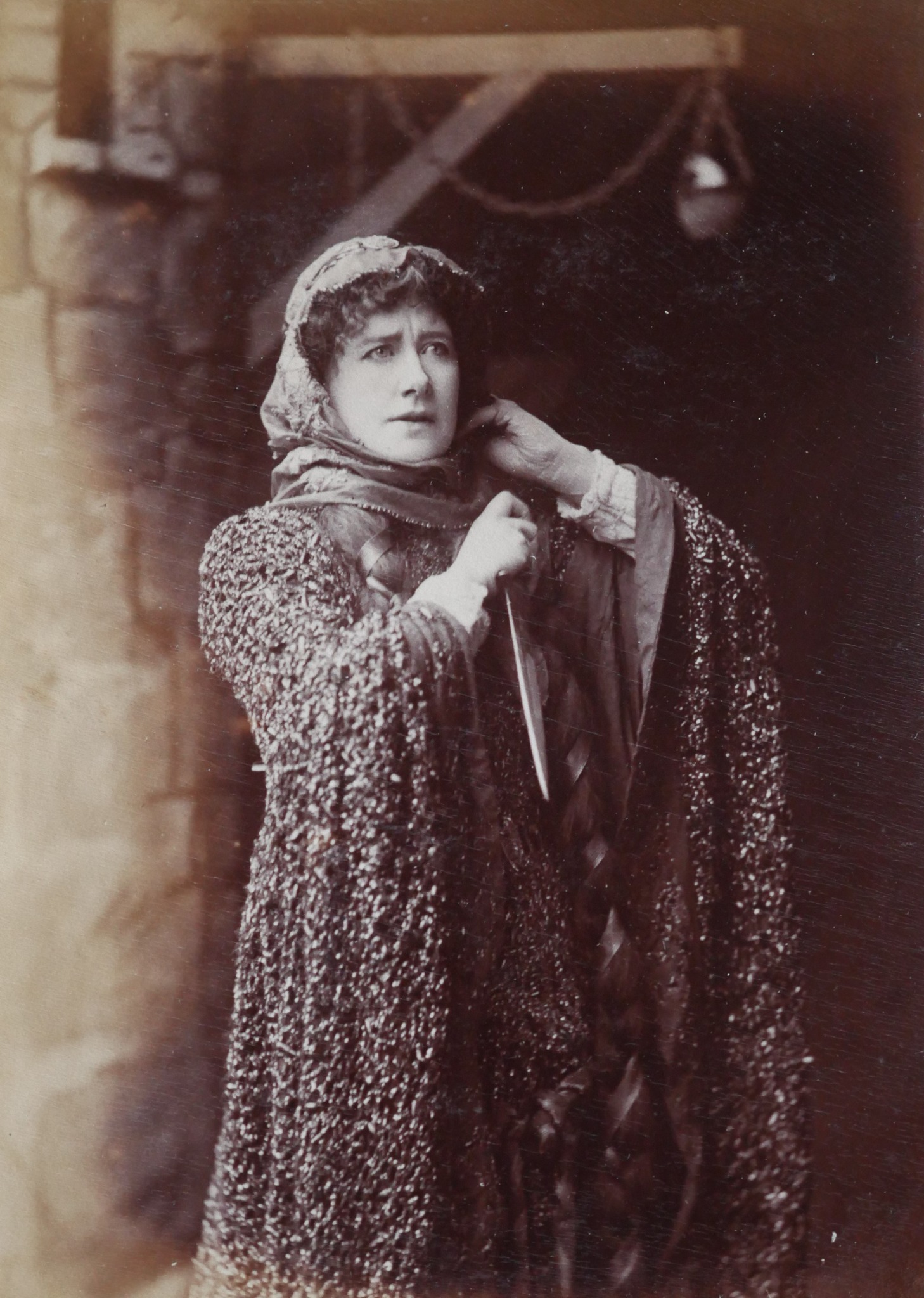 ellen-terry-1888-macbeth-dress-photo.jpg