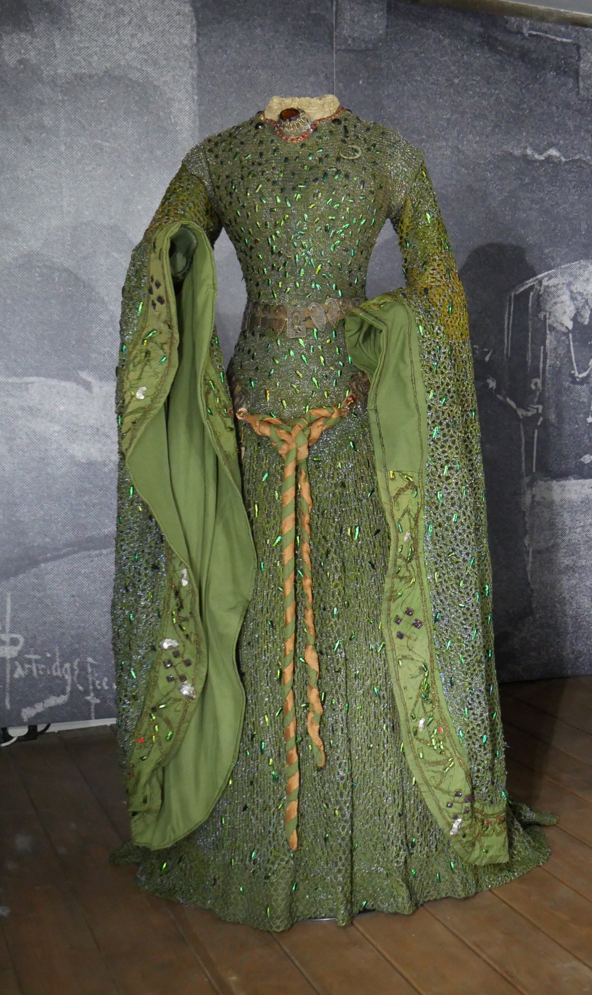 ellen-terry-1888-macbeth-dress.jpg