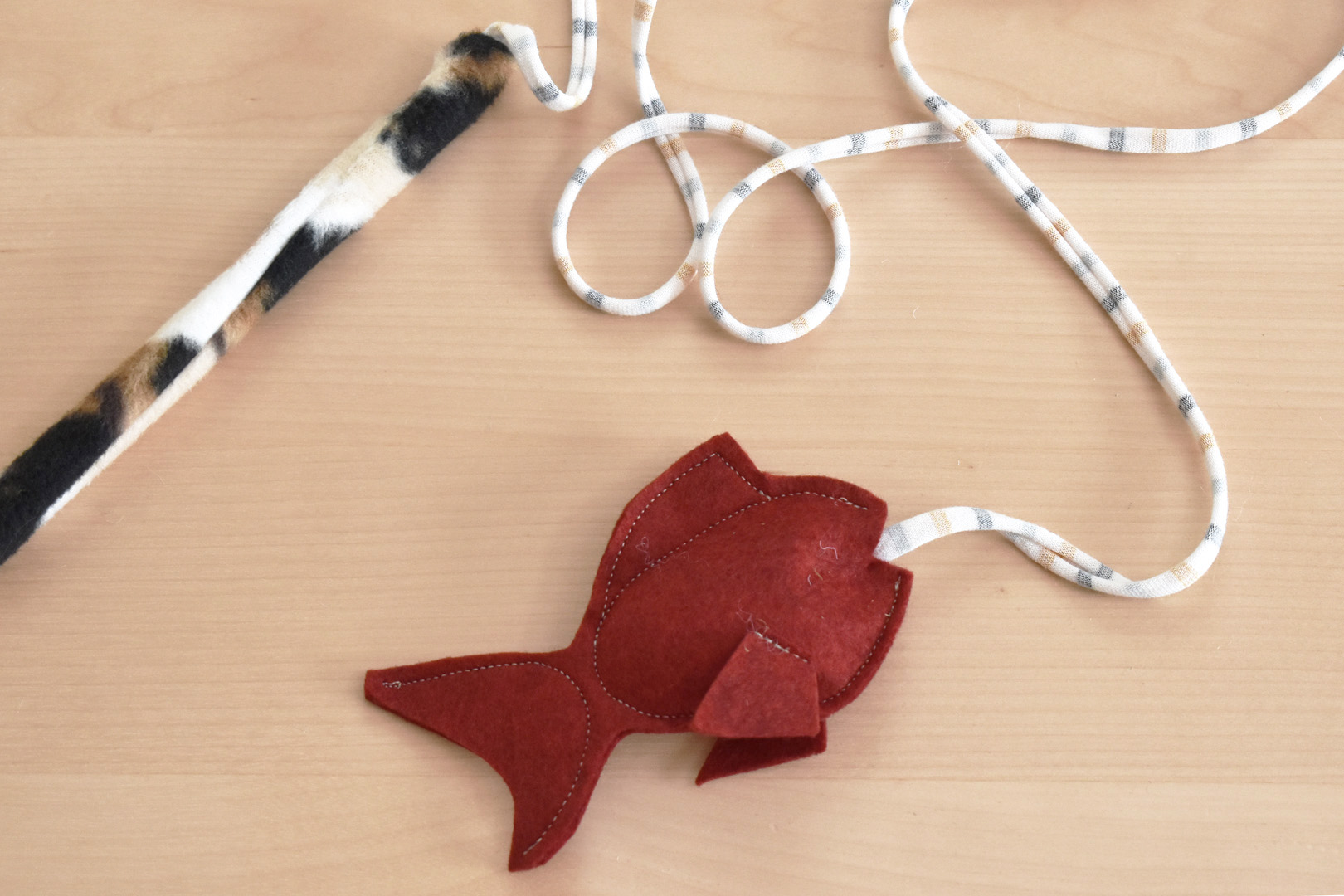 weallsew-cat-wand-toy-fish.jpg
